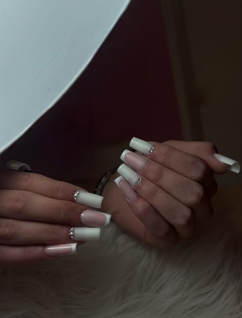 French bianca su unghie lunghe squadrate