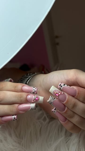 French rosa con fiocchi in rilievo bianchi e rosa
