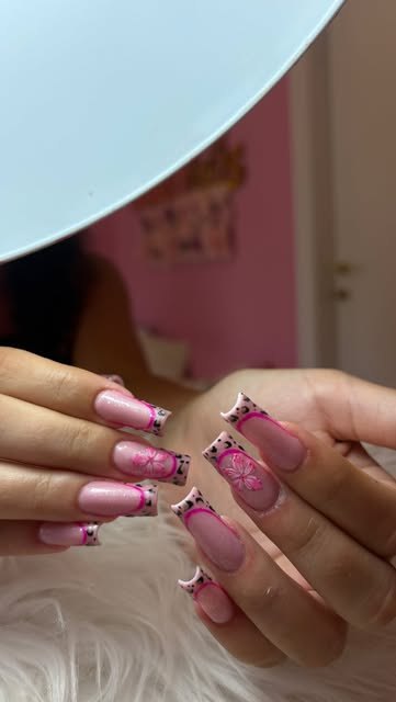 Unghie rosa con fiocco in rilievo e decorazioni
