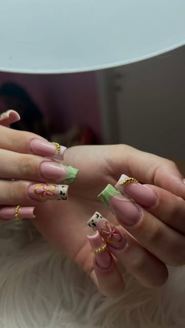 French verde con fiocco e decorazioni in rilievo