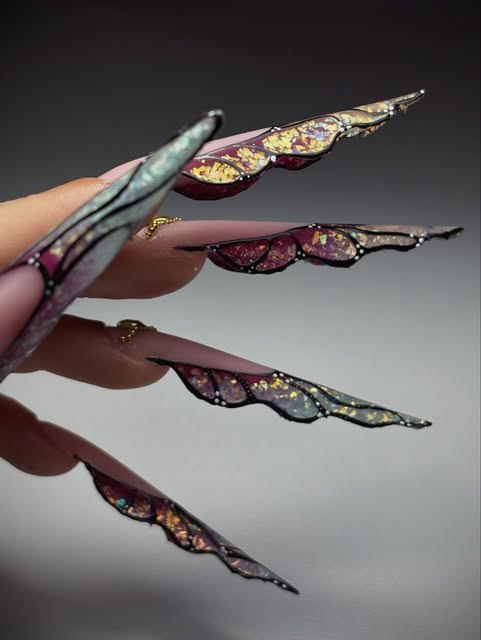 Unghie stiletto con nail art nera e dorata realizzata da Gossip Nails